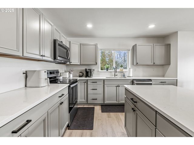 572 COLUMBIA St, Cathlamet, WA 98612