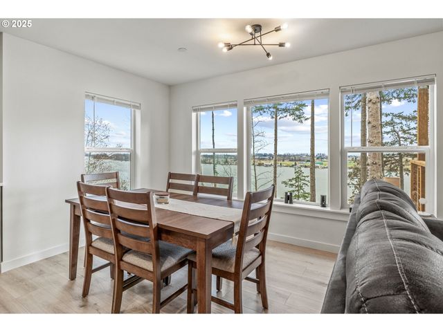 572 COLUMBIA St, Cathlamet, WA 98612