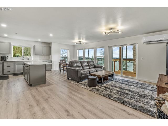 572 COLUMBIA St, Cathlamet, WA 98612