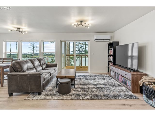 572 COLUMBIA St, Cathlamet, WA 98612