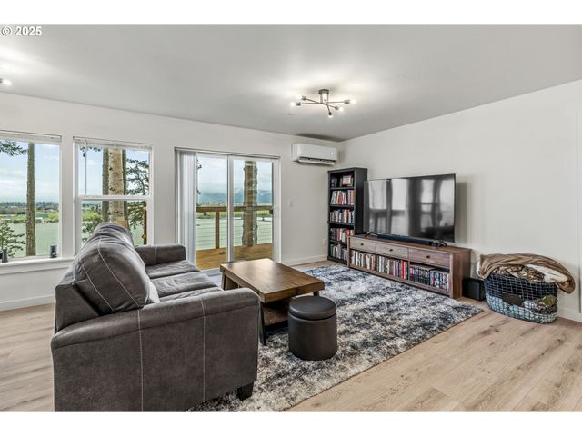 572 COLUMBIA St, Cathlamet, WA 98612