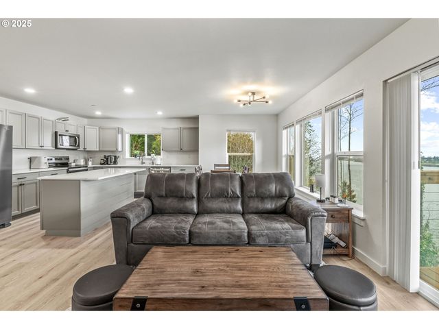 572 COLUMBIA St, Cathlamet, WA 98612