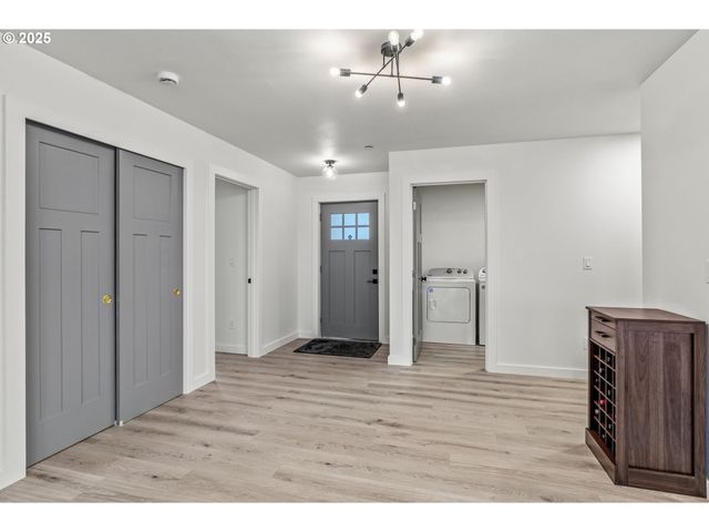 572 COLUMBIA St, Cathlamet, WA 98612