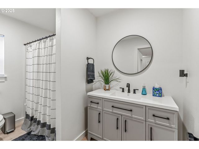 572 COLUMBIA St, Cathlamet, WA 98612