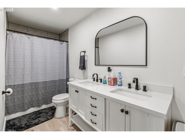 572 COLUMBIA St, Cathlamet, WA 98612