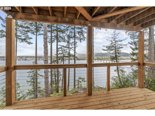 572 COLUMBIA St, Cathlamet, WA 98612