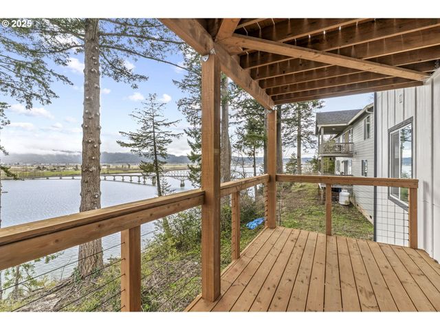 572 COLUMBIA St, Cathlamet, WA 98612