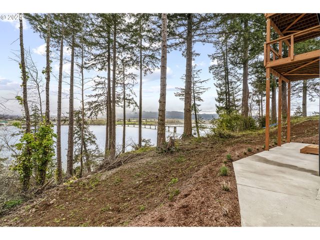 572 COLUMBIA St, Cathlamet, WA 98612