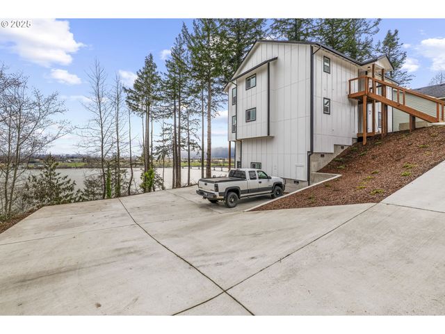 572 COLUMBIA St, Cathlamet, WA 98612