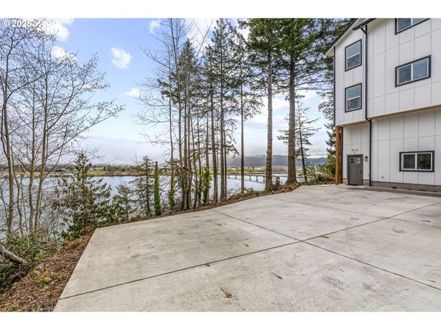 572 COLUMBIA St, Cathlamet, WA 98612