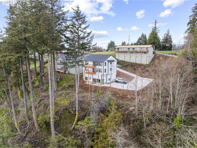 572 COLUMBIA St, Cathlamet, WA 98612
