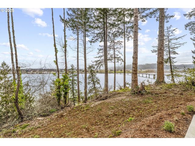 572 COLUMBIA St, Cathlamet, WA 98612