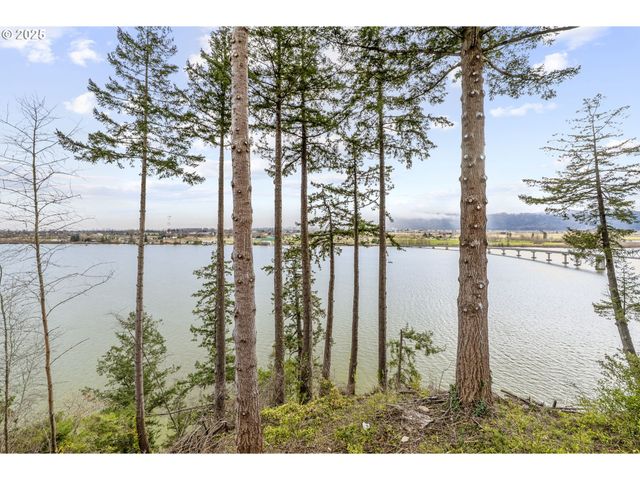 572 COLUMBIA St, Cathlamet, WA 98612