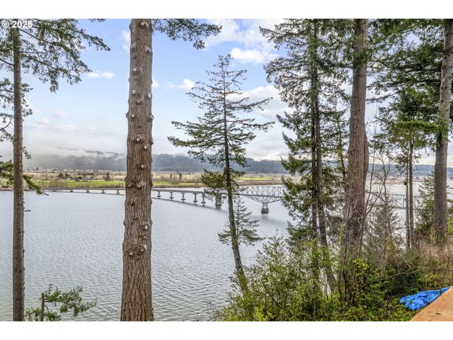 572 COLUMBIA St, Cathlamet, WA 98612
