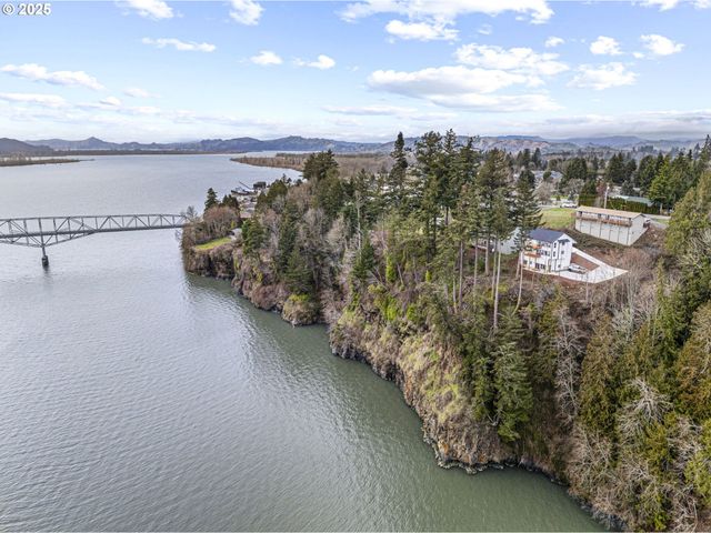 572 COLUMBIA St, Cathlamet, WA 98612