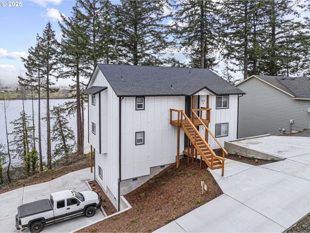 572 COLUMBIA St, Cathlamet, WA 98612