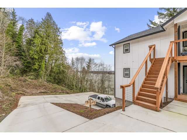 572 COLUMBIA St, Cathlamet, WA 98612