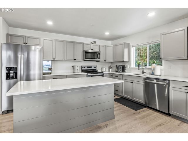 572 COLUMBIA St, Cathlamet, WA 98612