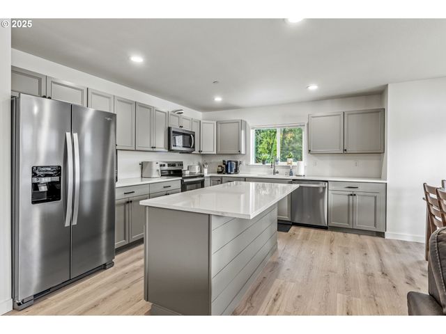 572 COLUMBIA St, Cathlamet, WA 98612