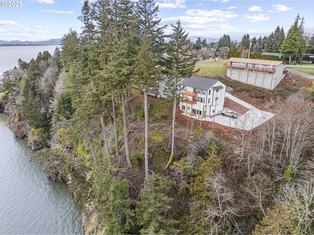 572 COLUMBIA St, Cathlamet, WA 98612