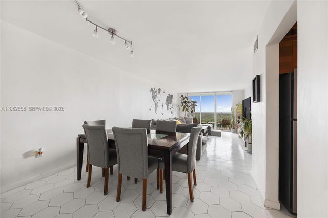 2801 NE 183rd St 1607W, Aventura, FL 33160