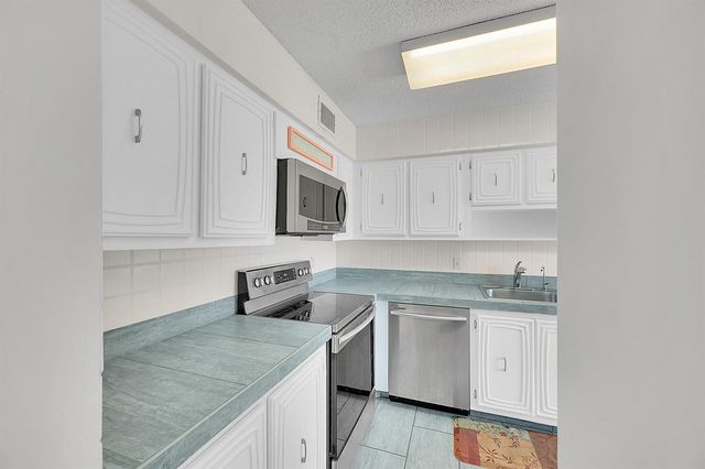 13791 Flora Place A, Delray Beach, FL 33484