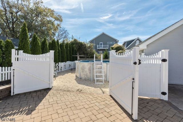 226 3rd St, Beach Haven Boro, NJ 08008