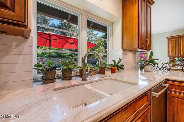 700 Oak Shadow View Place, Newbury Park, CA 91320