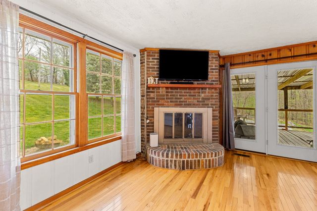180 Hill Rd, Vanleer, TN 37181