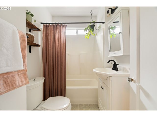 5504 Se ANKENY St, Portland, OR 97215