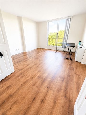 33 Pond Av 913, Brookline, MA 02445