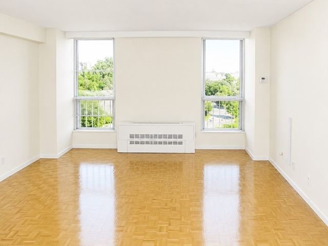 33 Pond Av 913, Brookline, MA 02445
