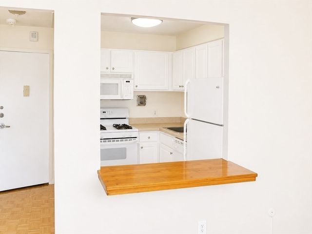 33 Pond Av 913, Brookline, MA 02445