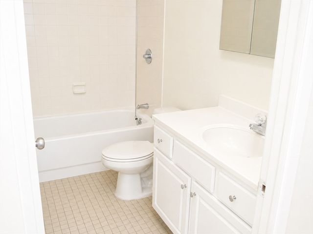 33 Pond Av 913, Brookline, MA 02445