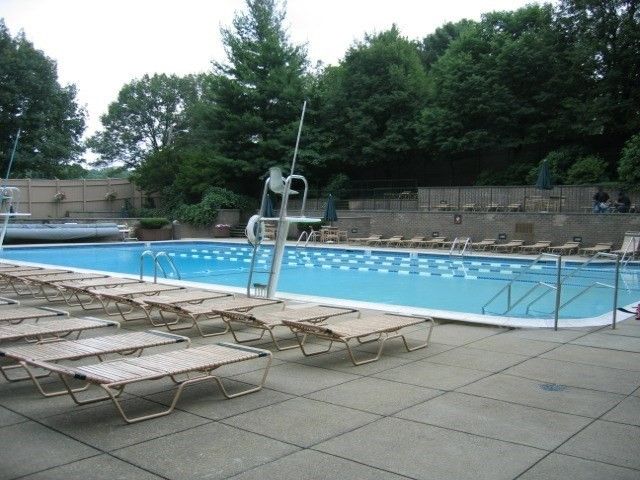 33 Pond Av 913, Brookline, MA 02445