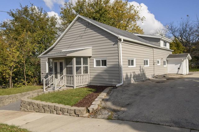 1021 Aurora STREET, Waukesha, WI 53186