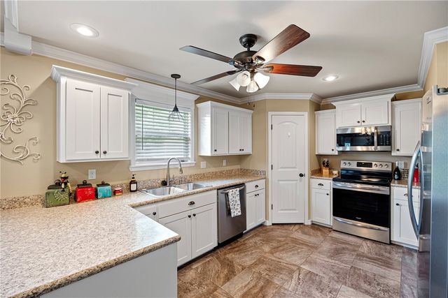 233 Redwood Lane, Russellville, AR 72802
