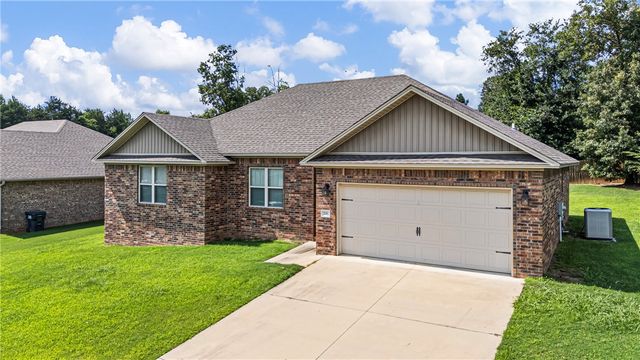 233 Redwood Lane, Russellville, AR 72802