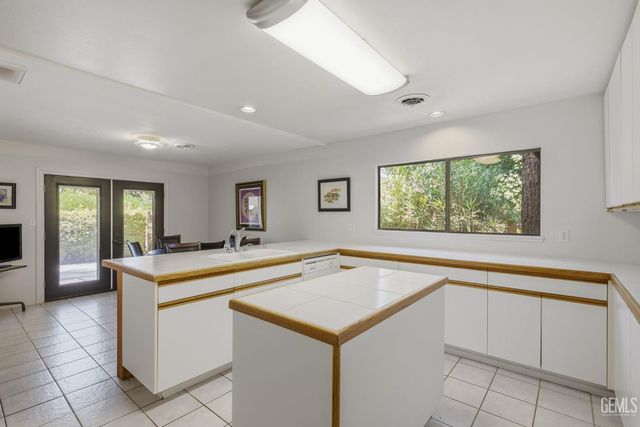 5830 Riggs Court, Bakersfield, CA 93306