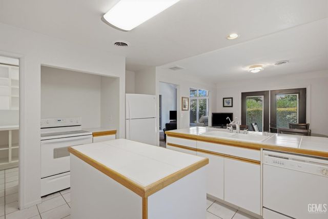 5830 Riggs Court, Bakersfield, CA 93306