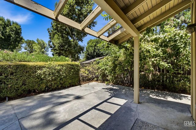 5830 Riggs Court, Bakersfield, CA 93306