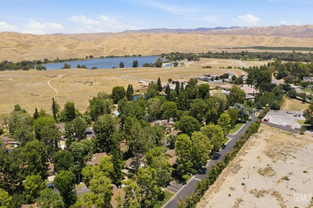 5830 Riggs Court, Bakersfield, CA 93306
