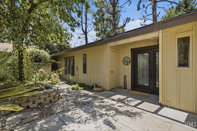 5830 Riggs Court, Bakersfield, CA 93306