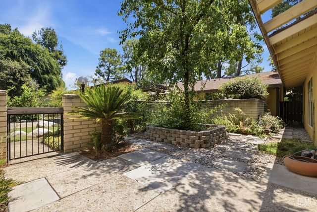 5830 Riggs Court, Bakersfield, CA 93306