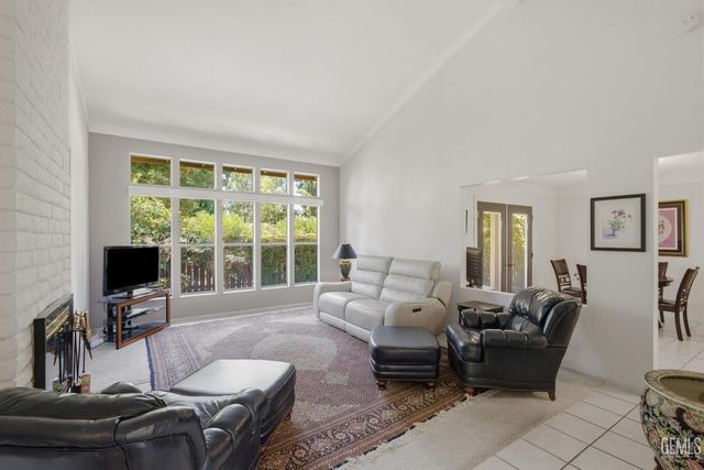 5830 Riggs Court, Bakersfield, CA 93306