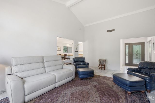 5830 Riggs Court, Bakersfield, CA 93306