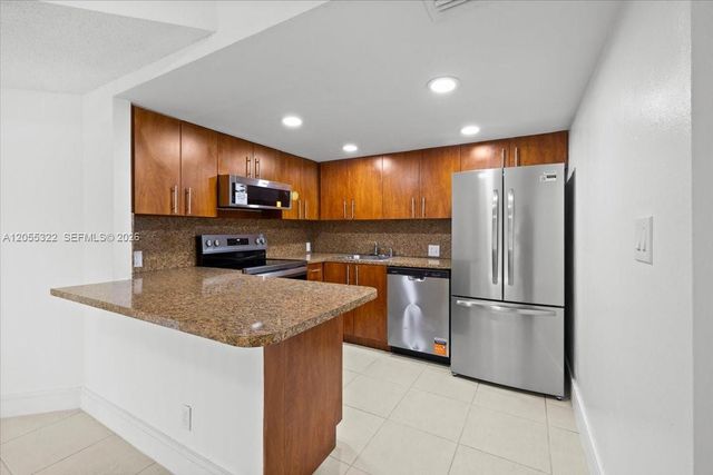 8290 Lake Dr 130, Doral, FL 33166