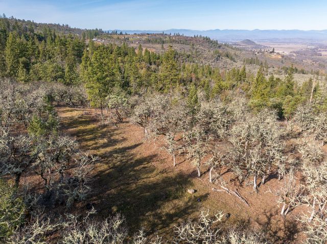 365 White Tail Drive, Eagle Point, OR 97524