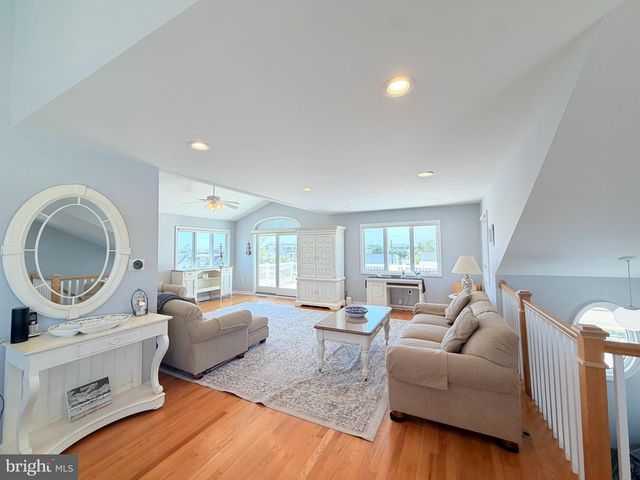 212 N BARNEGAT AVE, Surf City, NJ 08008