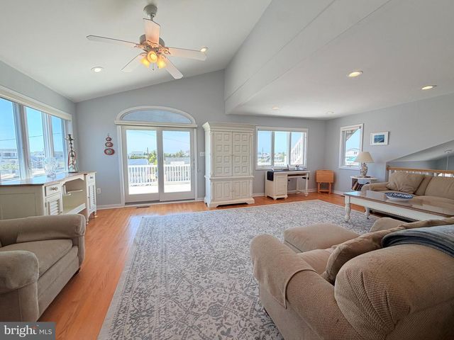 212 N BARNEGAT AVE, Surf City, NJ 08008